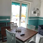 Moris Beautiful Sea Front - With Ac דירה *