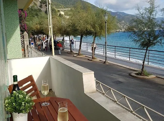 Apartament Moris Beautiful Sea Front - With Ac